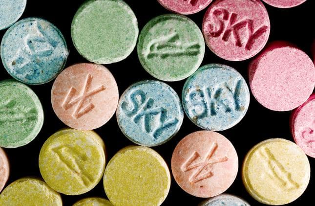 Ez nem a partidrogosok hete: ecstasy-dílereket kapcsoltak le 7500 tablettával