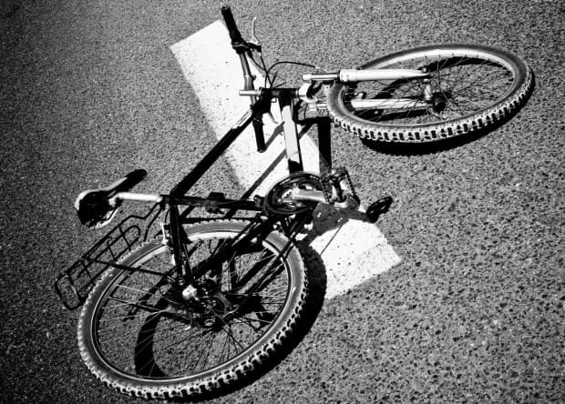 SZÖRNYŰ: Vaskorlátnak csapódott a kerékpáros, nem élte túl