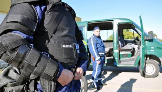 Rendőrök szabadították ki a hűtőkocsiból a menekülteket