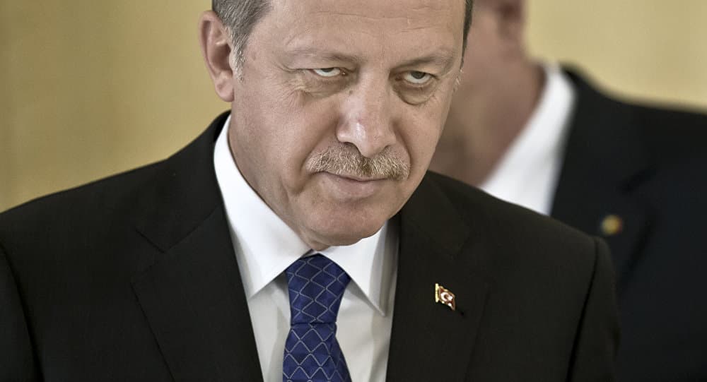 Erdogan nem áll le, több tucat korábbi tanár ellen adtak ki elfogatóparancsot!