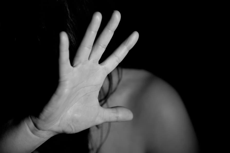 BORZALOM: 20 évvel fiatalabb unokatestvére erőszakolhatta meg a 42 éves nőt
