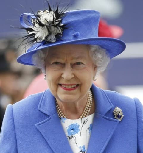 Kiállítás nyílt II. Erzsébet angol királynő ruháiból