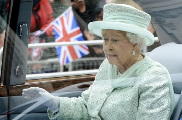 Egy részeg férfi férkőzött II. Erzsébet angol királynő közelébe