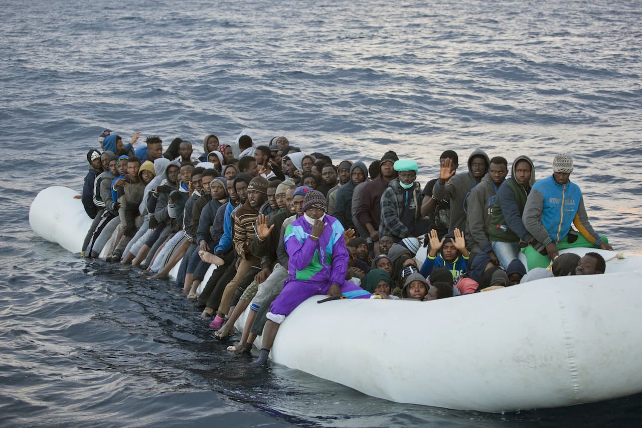 Hadihajóval ütközött a menekültek csónakja, tucatnyian a tengerbe vesztek
