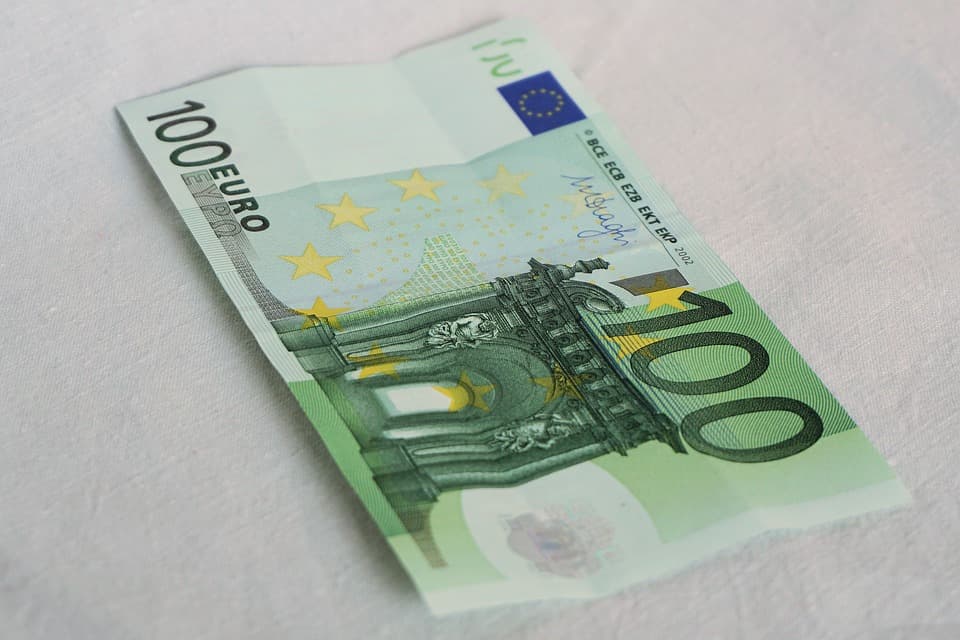 Három üzletben is hamis 100 euróssal fizettek a csalók