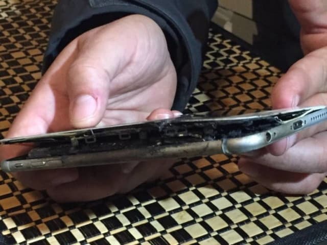 Egy férfi zsebében gyulladt ki a legújabb iPhone