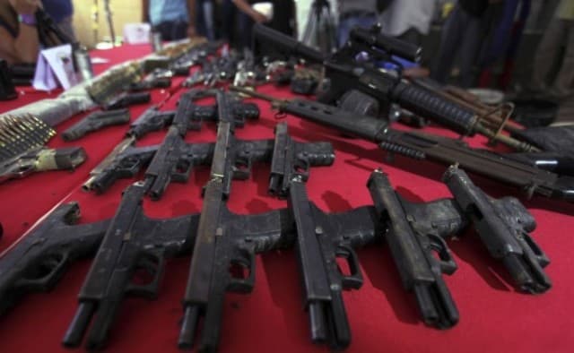 Többtucatnyi lőfegyvert találtak a rendőrök egy motorosbanda tagjainál