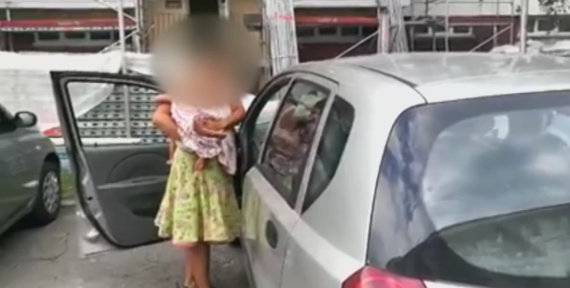 A felforrósodott autóban hagyta gyermekét egy felelőtlen nő (videó)