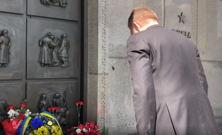 Csontig benyalt Putyinnak Fico. Így vigad egy exkomcsi a fasizmus eltiprása napján