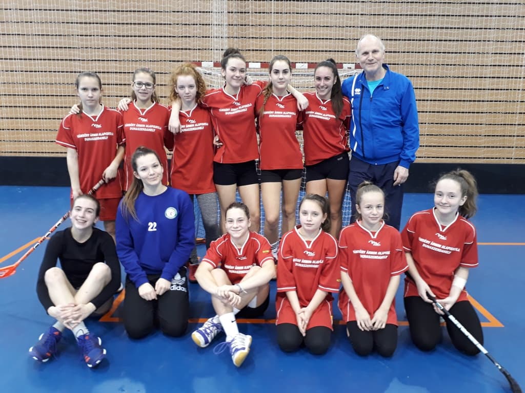 Floorball lányok: Háromból három meccset nyert a Vámbéry Alapiskola csapata