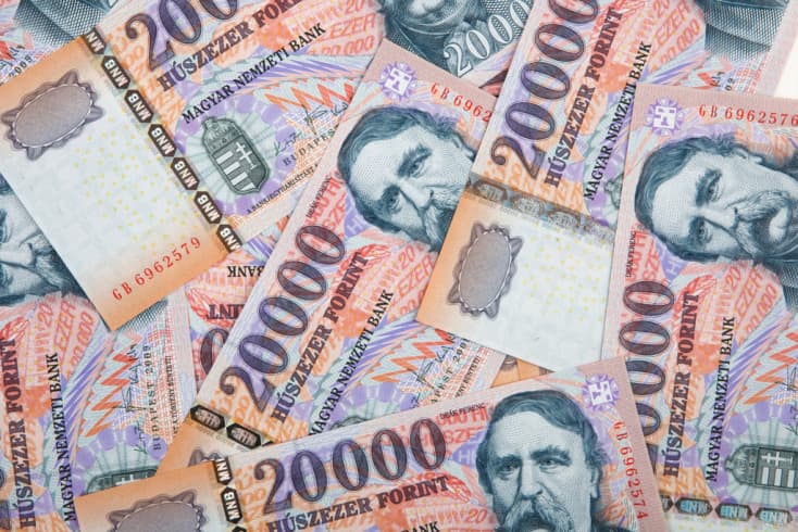 Bezuhant a magyar pénz, 345 fölött jár a forint-euró árfolyam!