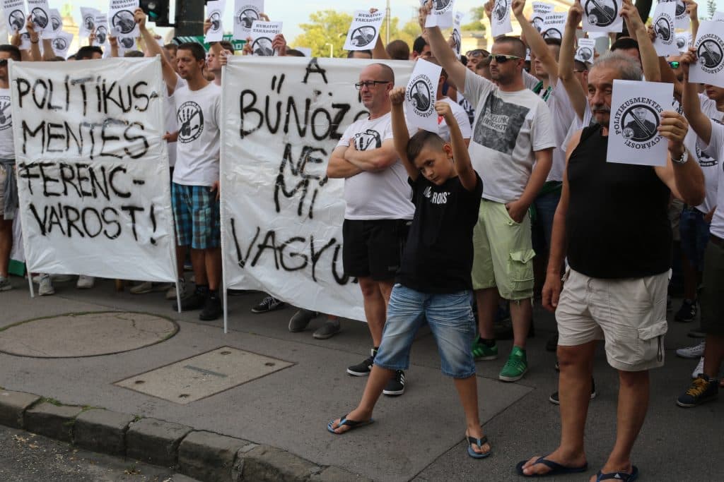 A Fidesz alelnöke és a vénaszkenner ellen tüntettek a Fradi szurkolói!