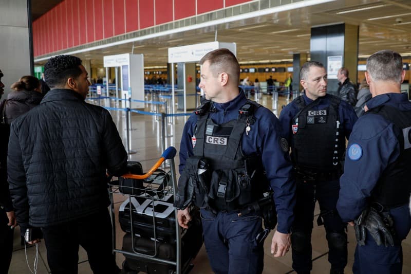Terrortámadásra készülhetett a párizsi repülőtéren lelőtt férfi