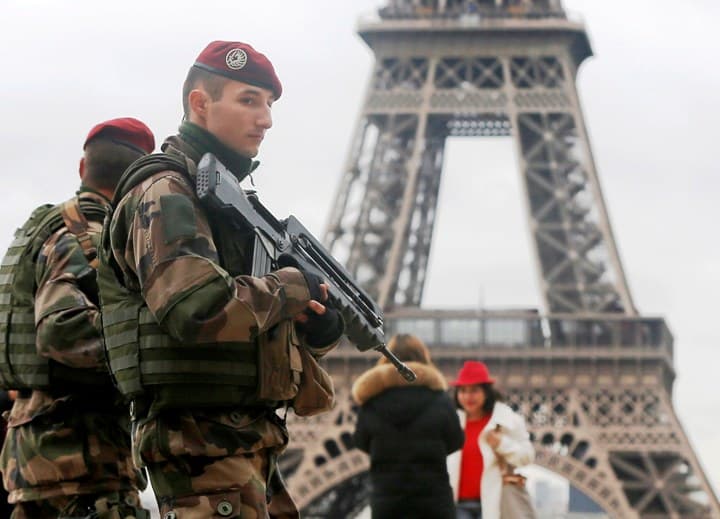 Lövöldözés volt Párizsban megint, most egy részeg fószer volt az elkövető