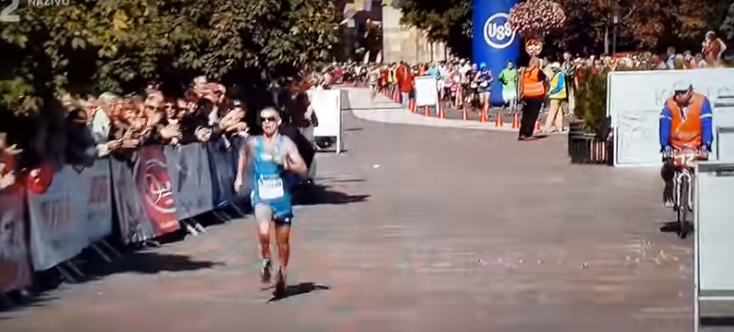 Az STV2 élőben közvetítette, ahogy a szlovák futó fütyijét himbálva ért be a célba (videó)