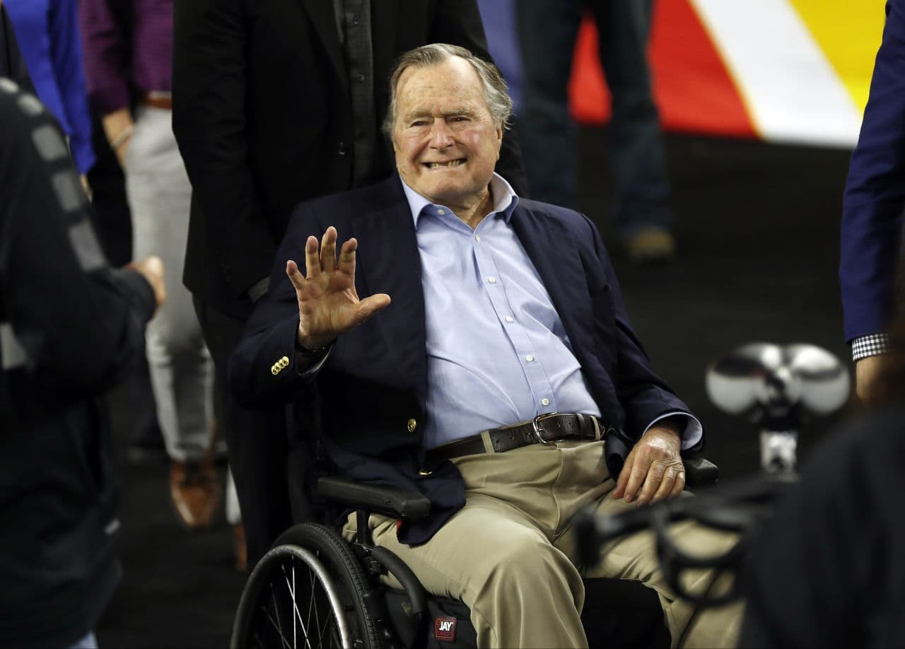 Intenzív osztályra került George H. Bush, de túl van az életveszélyen