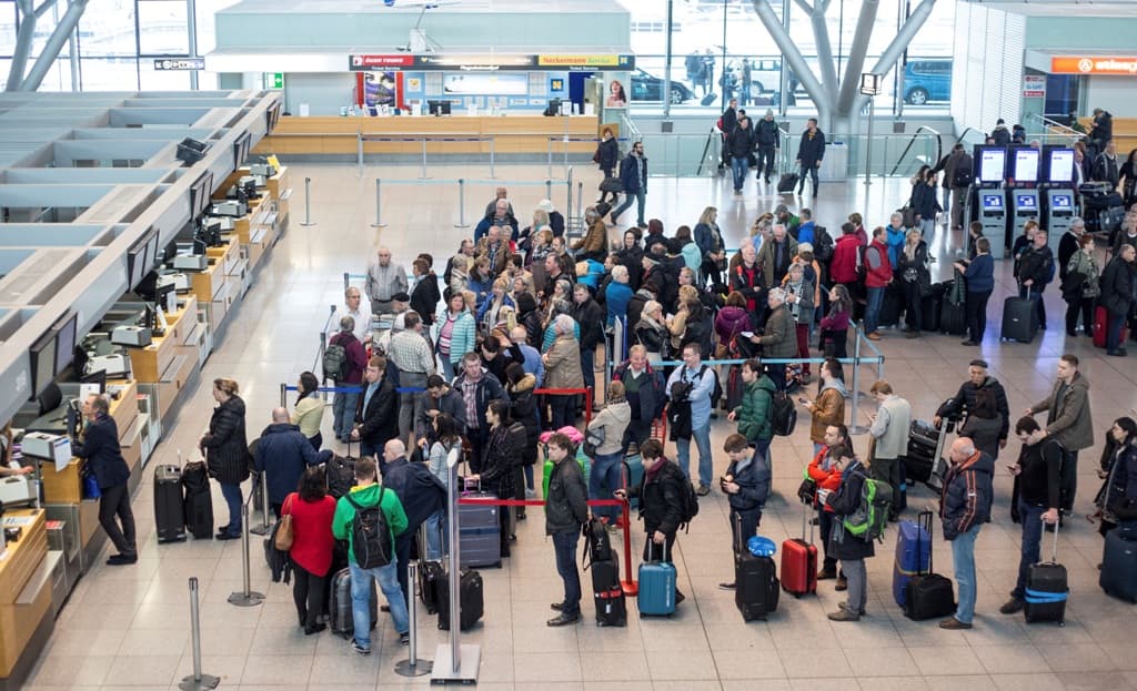 Fittyet hánynak a munkára a berlini reptéri dolgozók