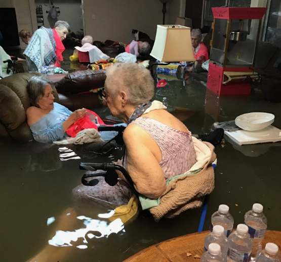 Derékig állt a víz egy texasi idősek otthonában