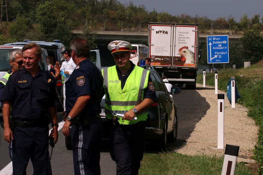 BORZALOM: Több tucatnyi menekült holttestére bukkantak egy szlovák kisteherautóban!