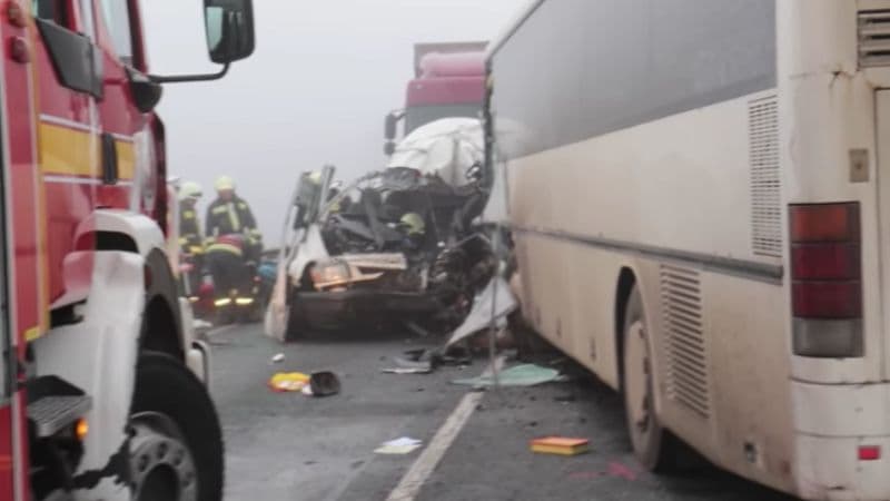 BALESET: Kisbusz és autóbusz ütközött Magyarországon, hárman meghaltak (videó)