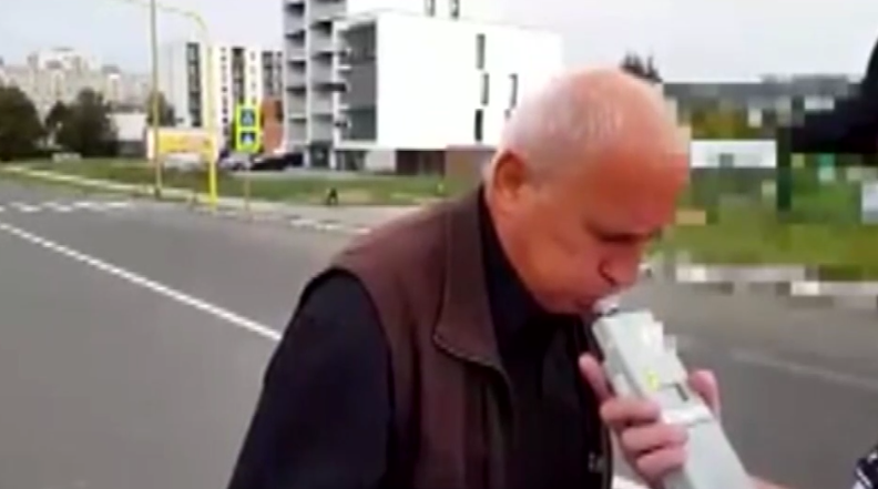 Az idős sofőr teljesen elvesztette a fejét, mikor a járőrök megfújatták (videó)