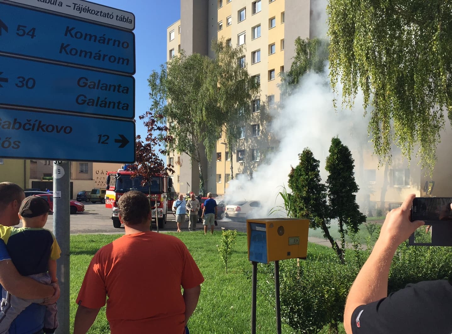 Škoda Felicia lángolt a dunaszerdahelyi lakótömb előtt - VIDEÓ