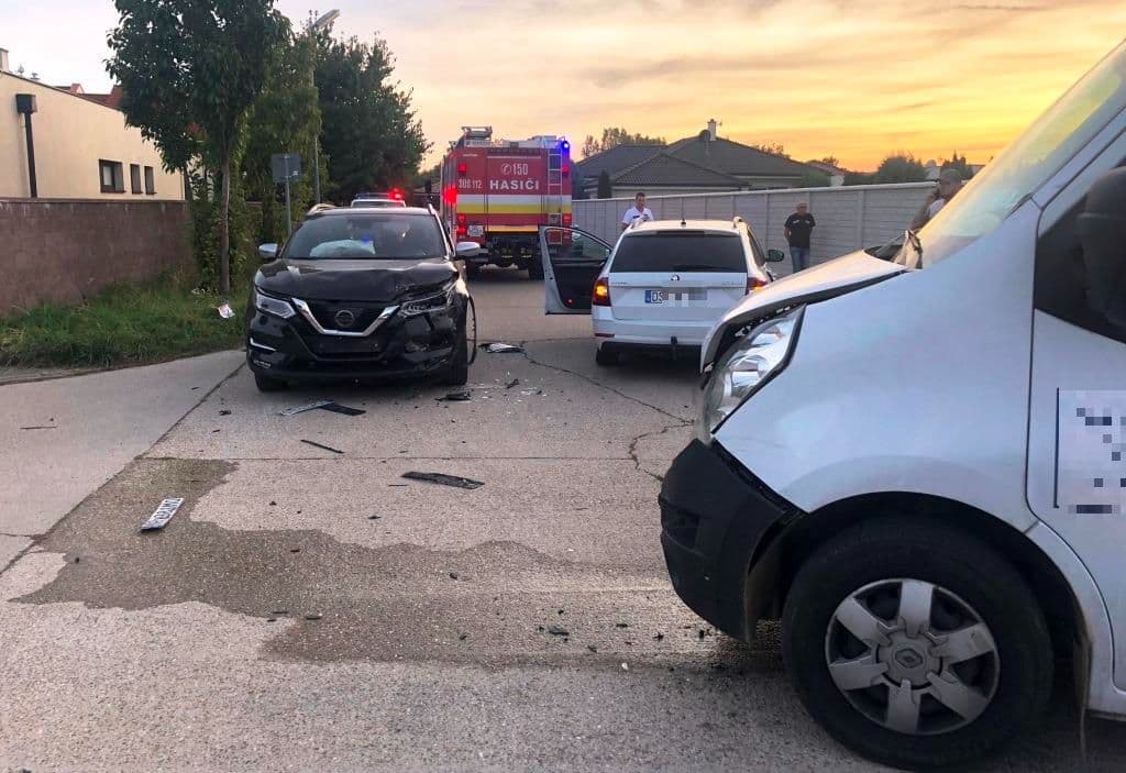BALESET: Három autó karambolozott a dunaszerdahelyi Garden Townban