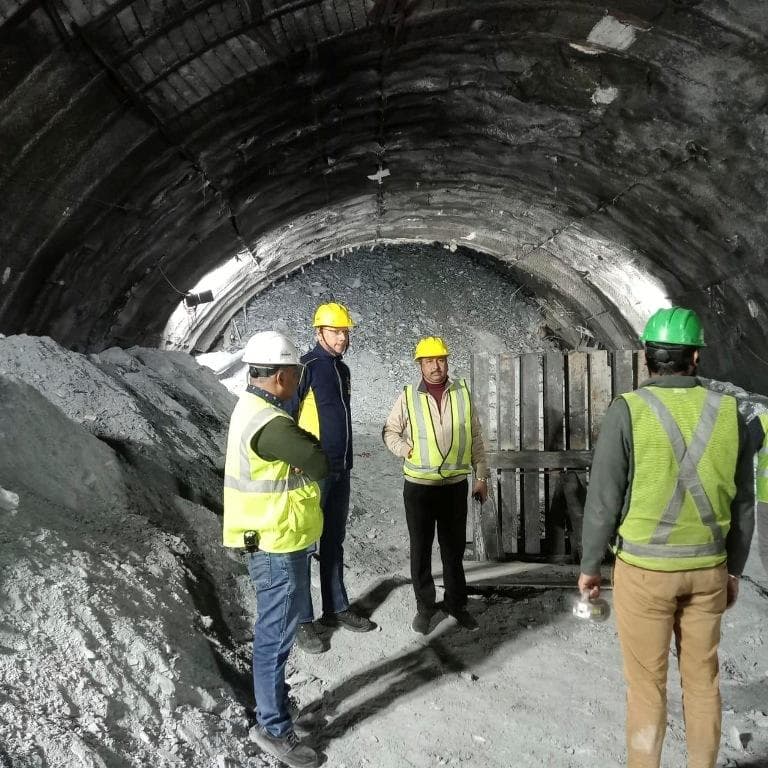 Eltört a fúrógép, új tervet vizsgálnak a Himalájában beomlott alagútban rekedt munkások kimentésére