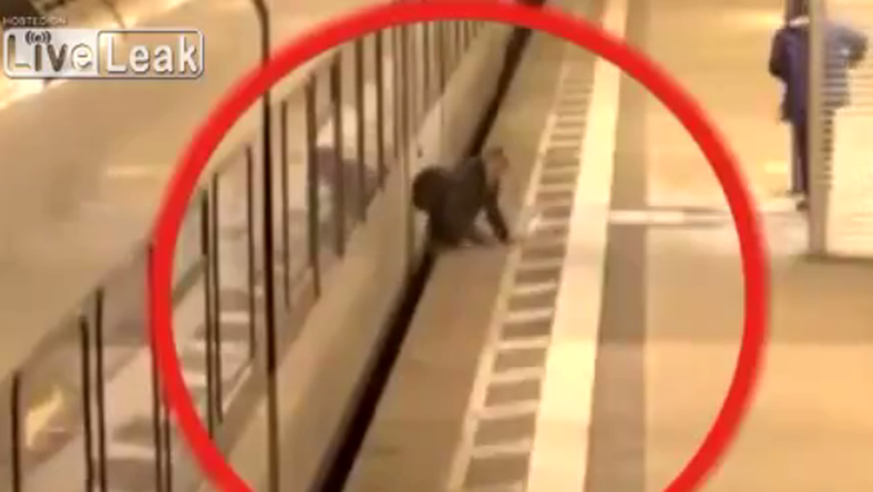 Bepréselte az érkező metró a szerencsétlen férfit (videó) +18