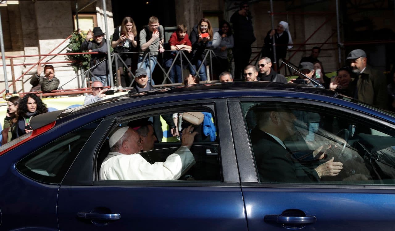 Rabok lábát mosta meg Ferenc pápa nagycsütörtökön