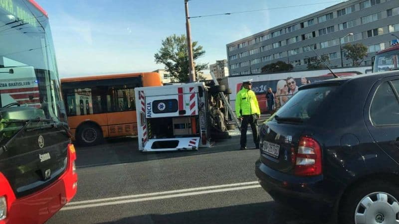 Autóbusz, mentőautó és személyautó ütközött Pozsonyban