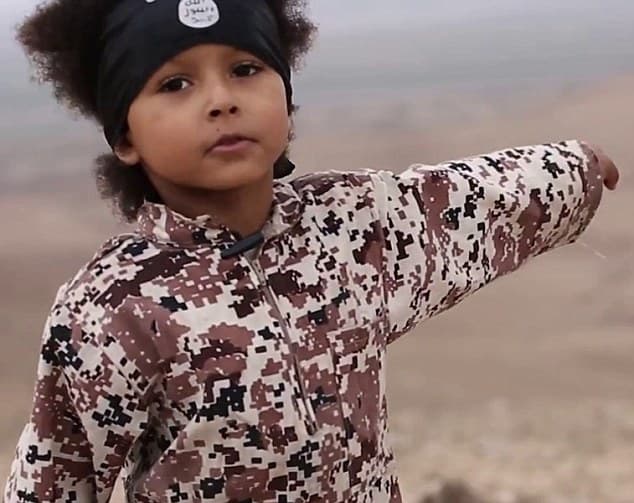 Négyéves kisfiúból faragott terroristát az Iszlám Állam