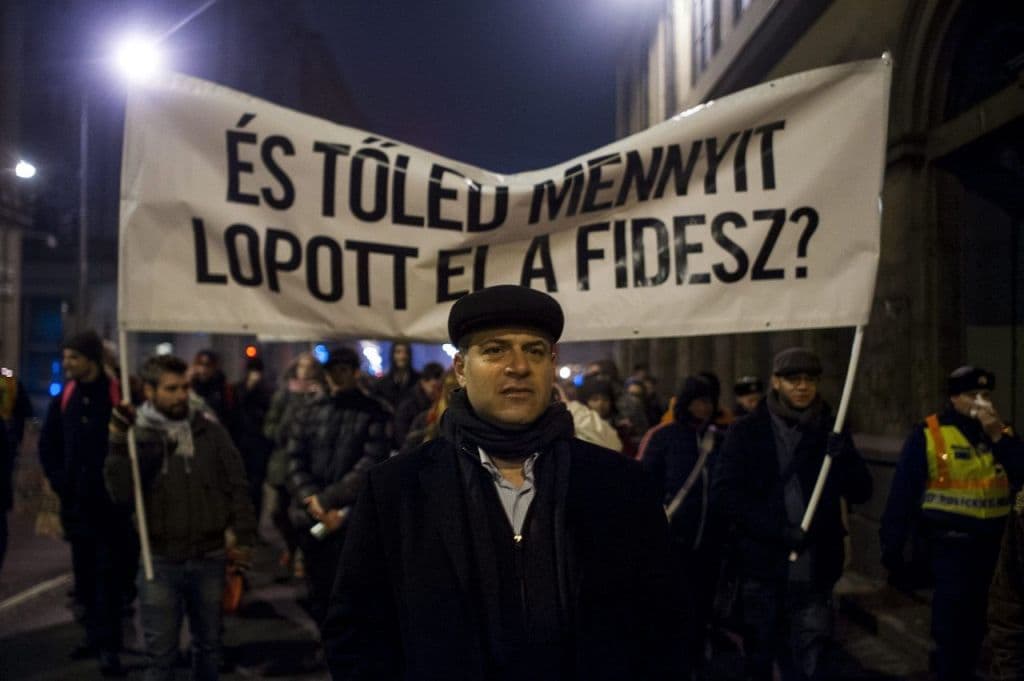 Síppal, dobbal: Orbán kifütyülhető