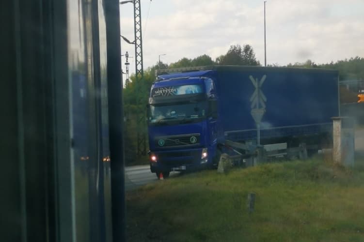 Pénzbüntetést kapott az a szlovák kamionos, aki letört egy mozgásban lévő sorompót Magyarországon