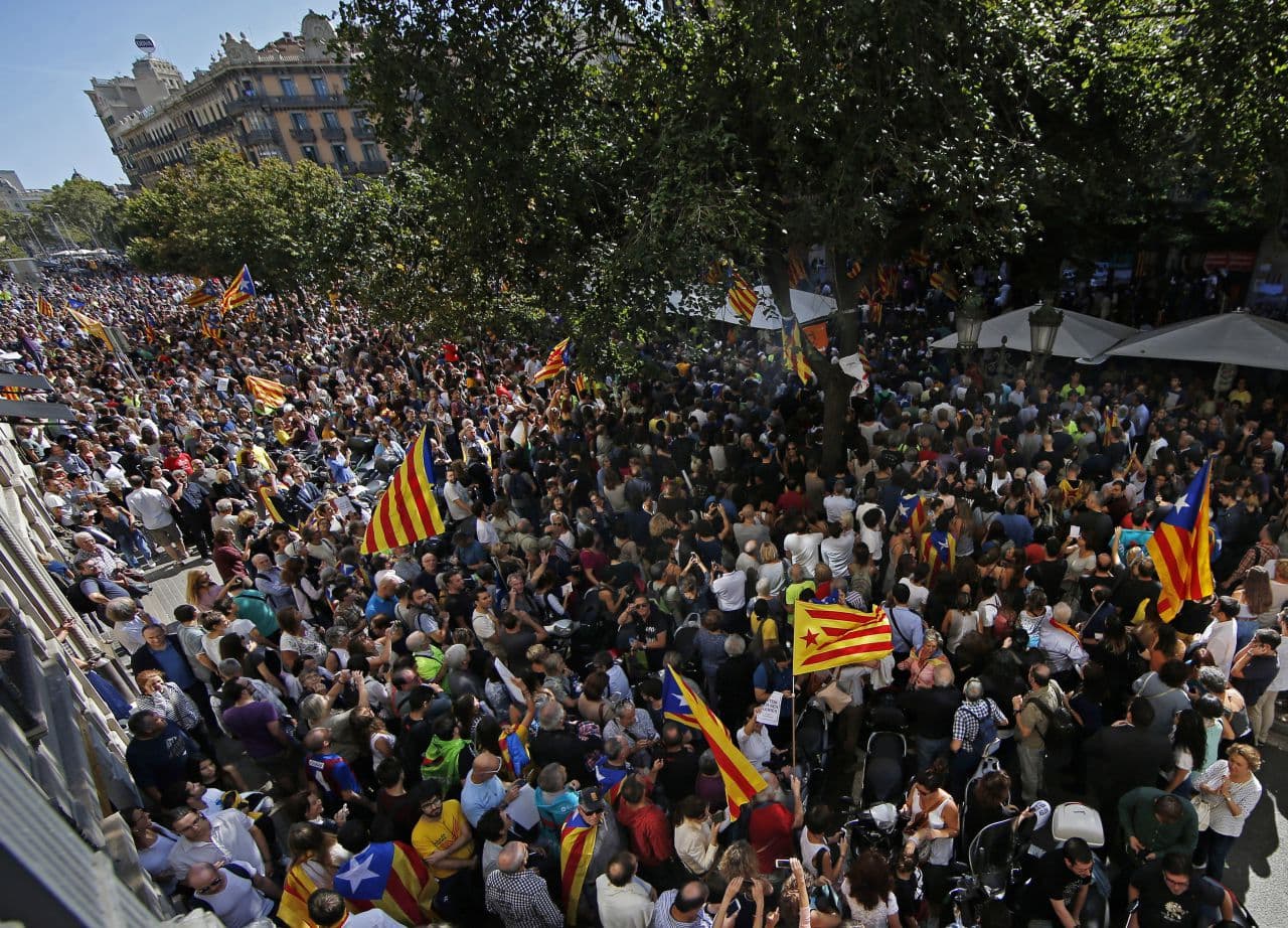 A katalán elnök aláírta a felfüggesztett függetlenségi nyilatkozatot
