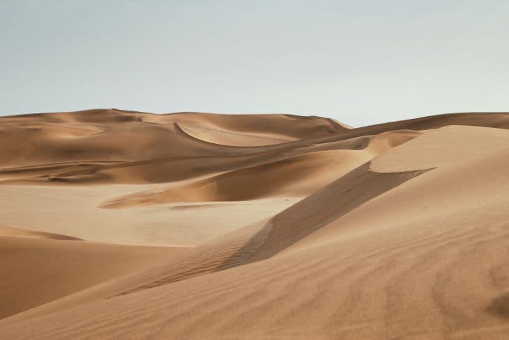Műanyagpalackokat tölt meg homokkal a férfi - így épít házakat a sivatagban (VIDEÓ+FOTÓ)