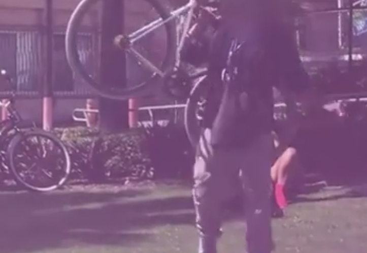 A parkban szexeltek a szerelmesek, egy fickó durván hozzájuk vágta a bringáját (videó)