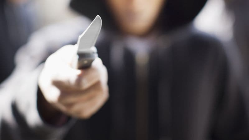 Késsel ugrott egy rendőrnek Bécsben a magyar férfi