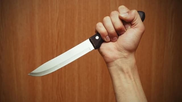 Késsel fenyegette feleségét a pozsonyi fiatalember