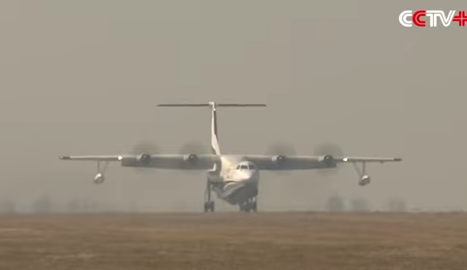 Így hasít a világ legnagyobb kétéltű repülője (VIDEÓ)