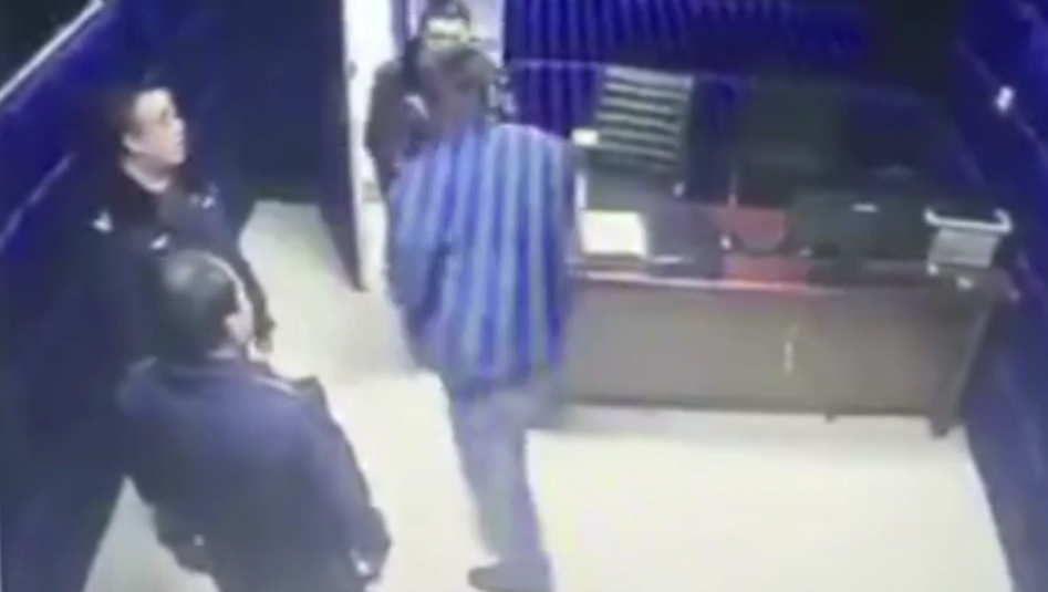 A kihallgatószobában esett neki a rendőröknek egy férfi (videó)