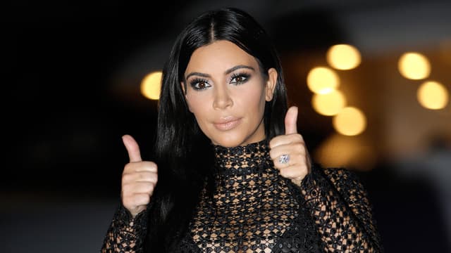 Kim Kardashian elfelejtette begombolni a blúzát (FOTÓ)