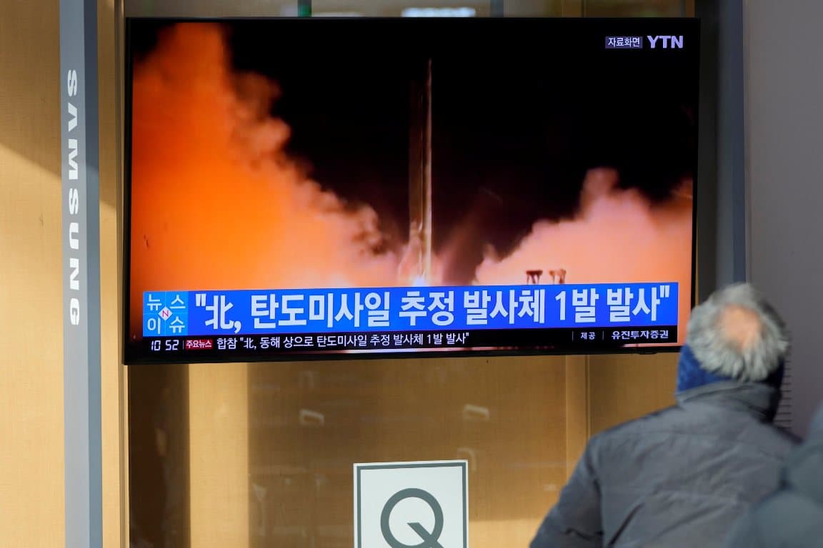 Észak-Korea ballisztikus rakétát indított a Japán-tenger felé (FOTÓK)