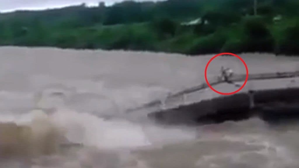 Éppen csak túlélték, hogy az orruk elől elmossa a hidat a megáradt folyó (videó)