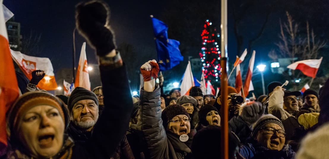 Betelt a pohár: Aktivisták ezrei harcolnak a lengyel parlamentnél a sajtószabadság korlátozása miatt