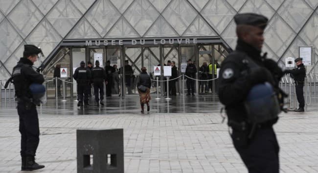 Vallani kezdett a párizsi Louvre-nál katonákra támadó egyiptomi férfi