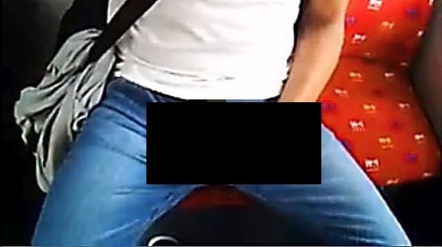 Ez a fószer nekiállt maszturbálni a pozsonyi busz utasaira! (Videó)