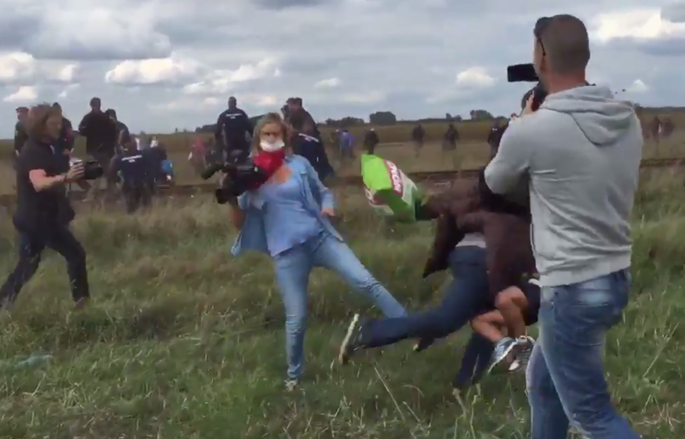 Elgáncsolt egy gyerekkel futó menekültet a magyar operatőrnő