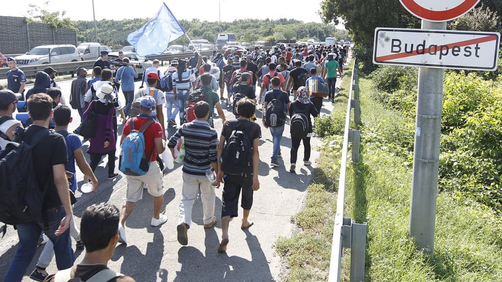 Az autópályán érte az este az Ausztria felé gyalogló menekülteket – Merkelhez akarnak menni