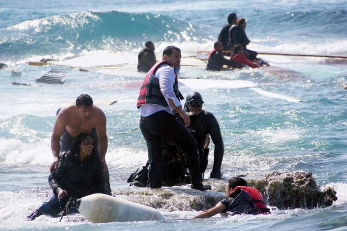 Menekültek tucatjai vesztek tengerbe Líbia partjainál